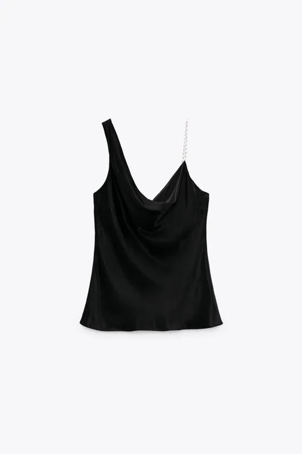 Zara - Los imprescindibles para la vuelta a la ciudad. Top lencero con tirante joya, de Zara. Un diseño asimétrico en negro que solucionará cualquier look en el que se busque un resultado sofisticado sin esfuerzo. Precio: 22,95€.