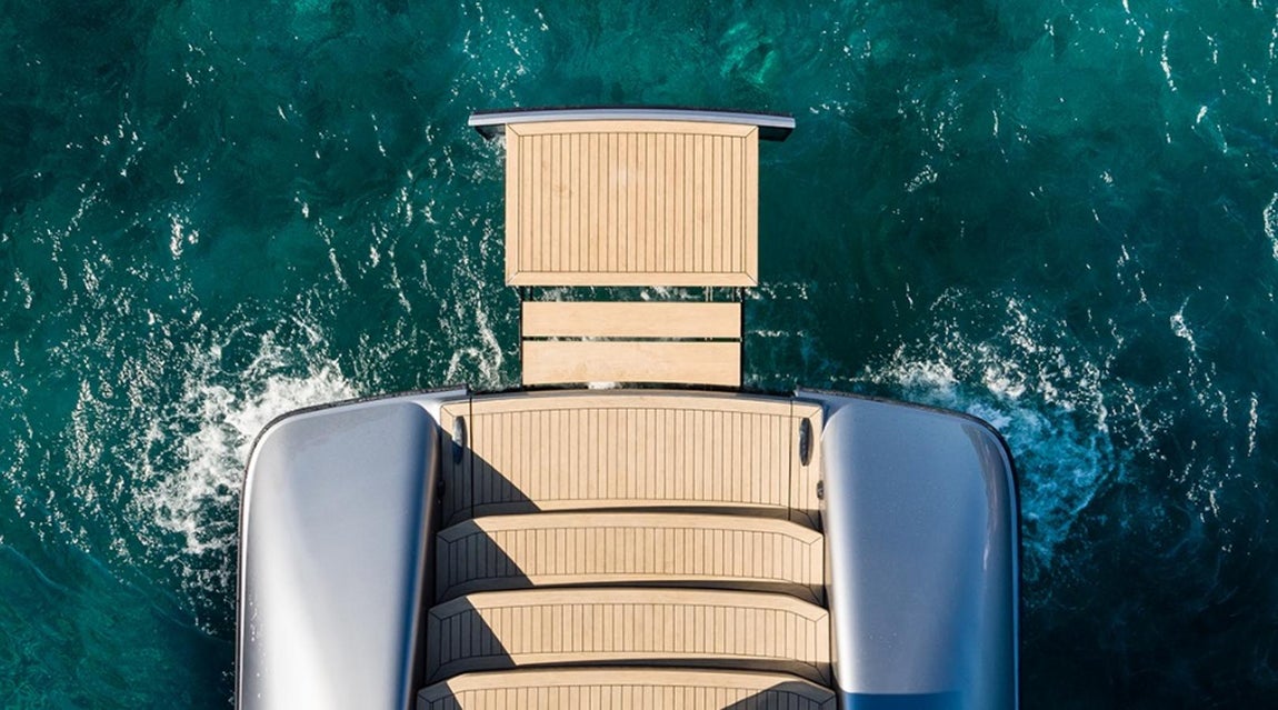 Así es el Wajer 55 al detalle. Considerado el súper yate más pequeño del mundo, cuenta con 16 metros de largo y 4,4 de ancho. Aunque parezca que sus dimensiones no son demasiado extensas, cada centímetro está aprovechado al máximo, tanto en el exterior como el interior.