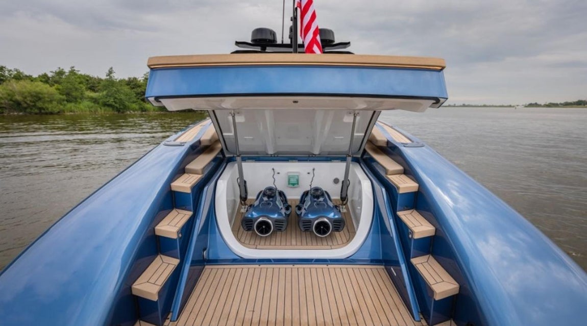 Así es el Wajer 55 al detalle. En comparación con el Wajer 38, el modelo 55 incorpora una capota retráctil y una plataforma para nadar que se transforma en escalera. Además posee un sistema de anclaje renovado que junto con su casco de fibra de carbono contribuyen a que sea una embarcación muy ligera que puede alcanzar hasta 38 nudos de velocidad.