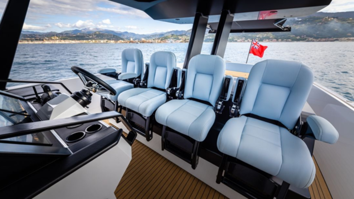 Así es el Wajer 55 al detalle. Posee capacidad para que naveguen en él 16 personas y duerman en su interior 8 en sus tres camarotes. En la popa cuenta también con la lancha Williams Turbo Jet para que puedan desplazarse a tierra cómodamente.