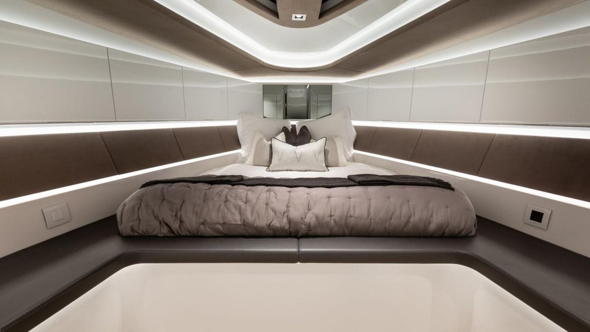 Así es el Wajer 55 al detalle. El camarote principal posee una cama matrimonial  y gran capacidad de almacenaje en los laterales, donde se camuflan armarios bajo un estilo retrofuturista. También cuenta con su propio baño.