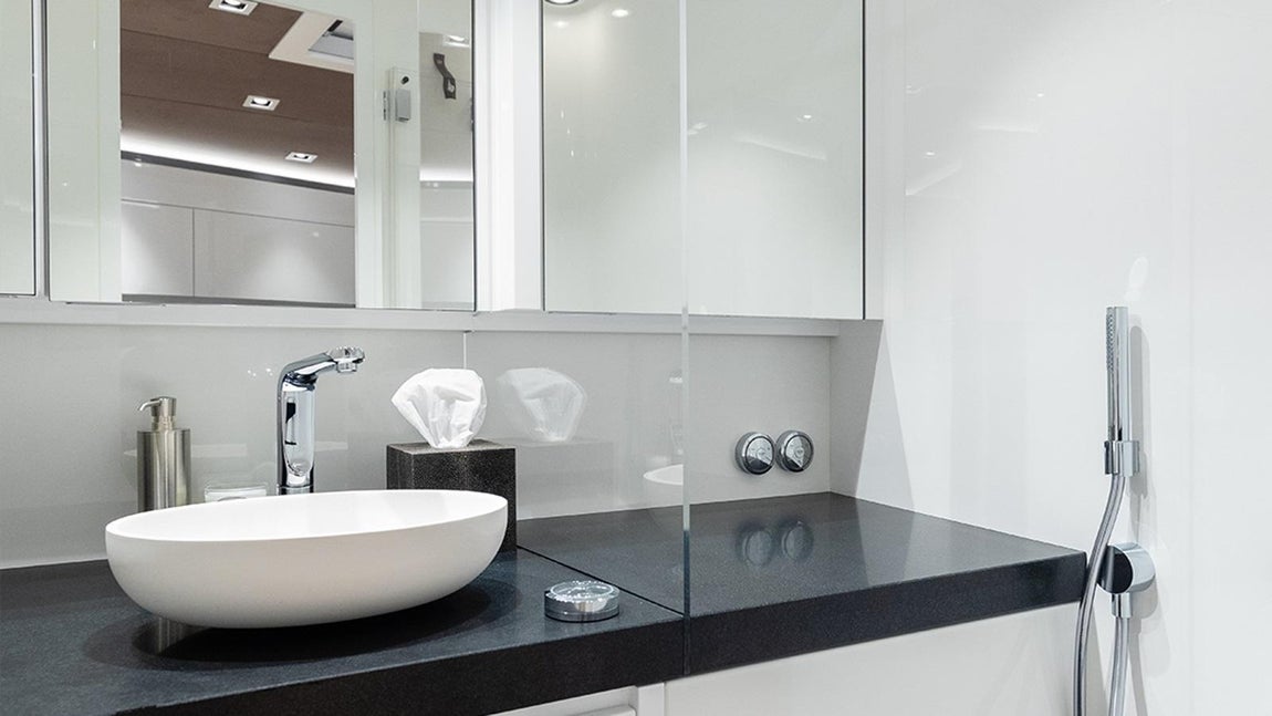 Así es el Wajer 55 al detalle. Los baños siguen la misma línea decorativa, con gran espacio de almacenaje.