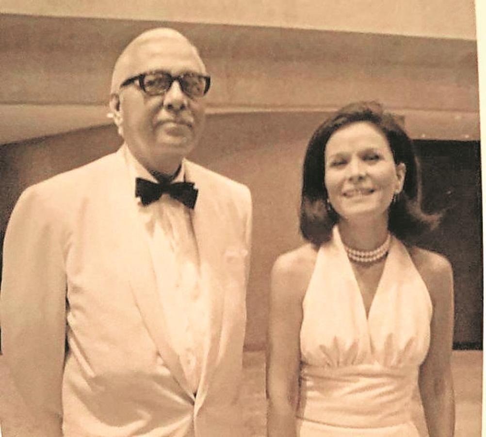 Carlos Preysler junto a su mujer Beatriz Arrastia. 