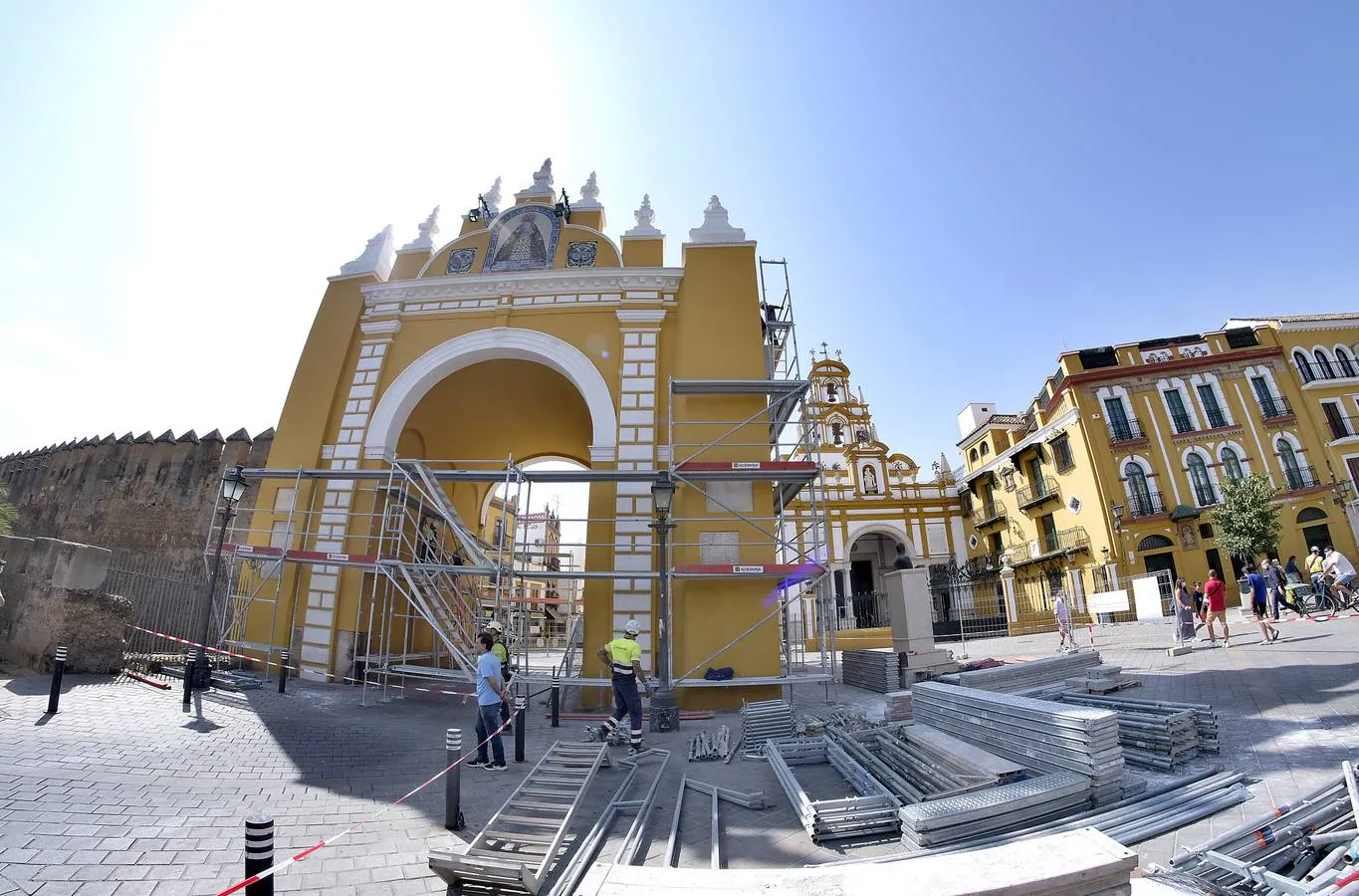 El Arco de la Macarena rodeado de andamios para las obras de restauración