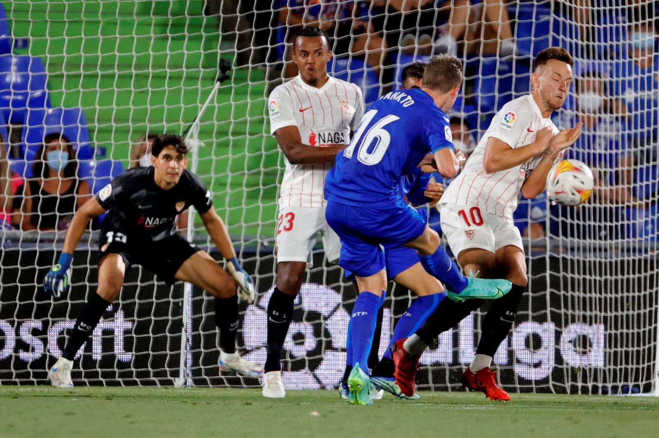 Partido ﻿entre el Getafe y El Sevilla disputado en el Coliseum Alfonso Pérez