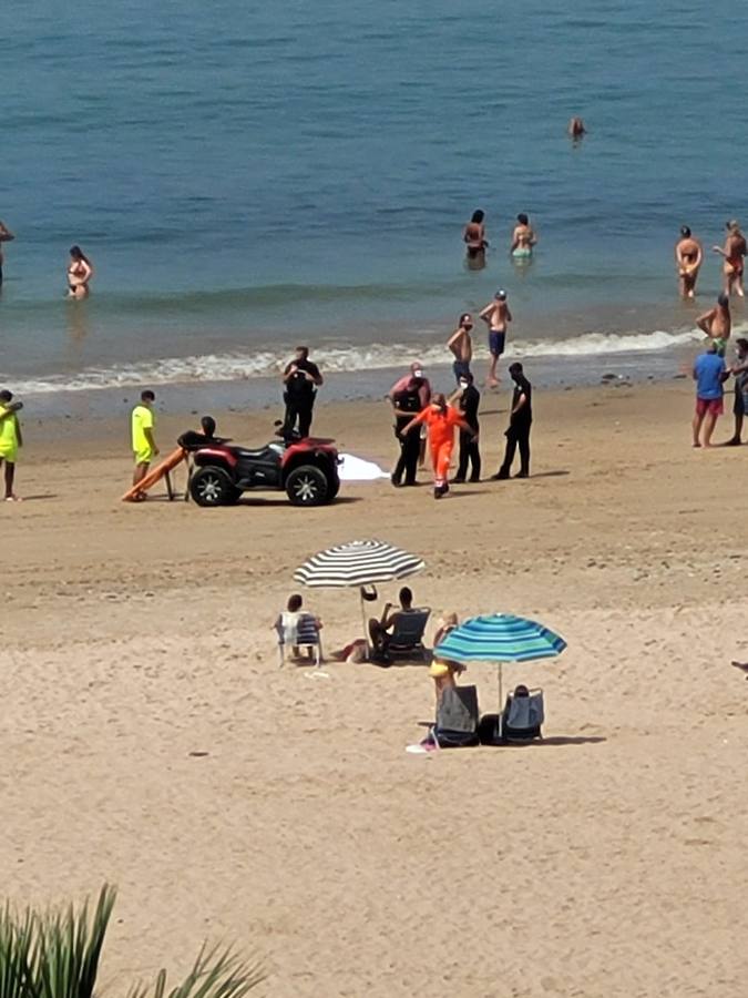 Fotos: Fallece un hombre en la playa Victoria de Cádiz