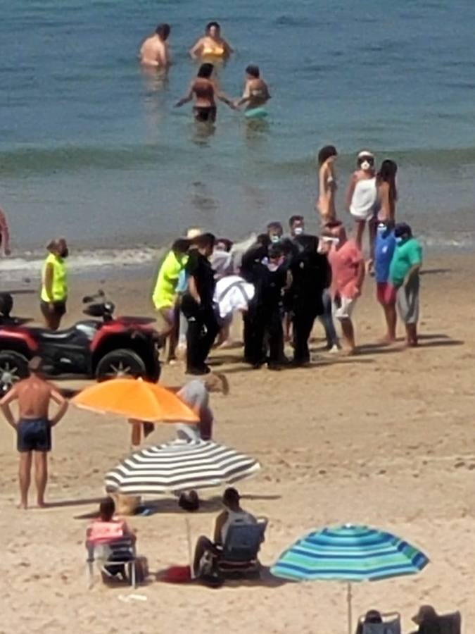 Fotos: Fallece un hombre en la playa Victoria de Cádiz