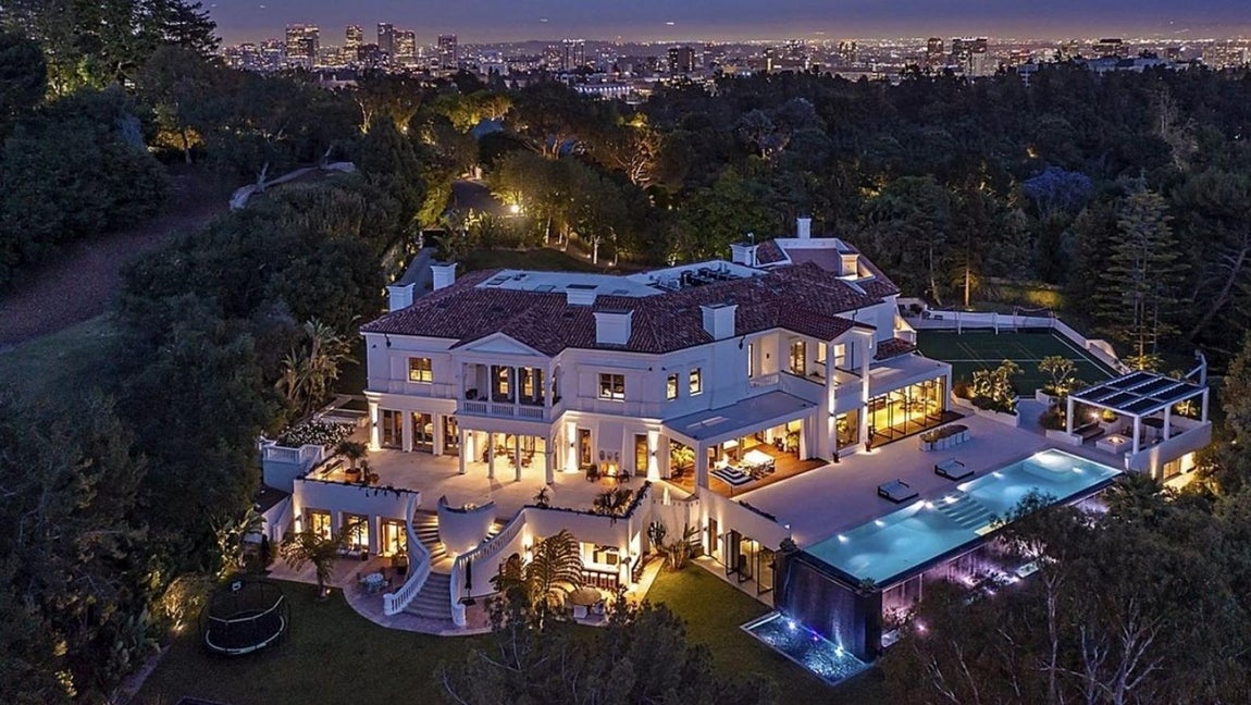 La nueva mansión de 70 millones de The Weeknd. La propiedad de hecho no estaba en venta y pertenecí a la pareja de actores holandeses Reinout y Danielle Oerlemans, pero la estrella musical se encaprichó de ella y no dudó en hacer una suculenta oferta que no pudieron rechazar.