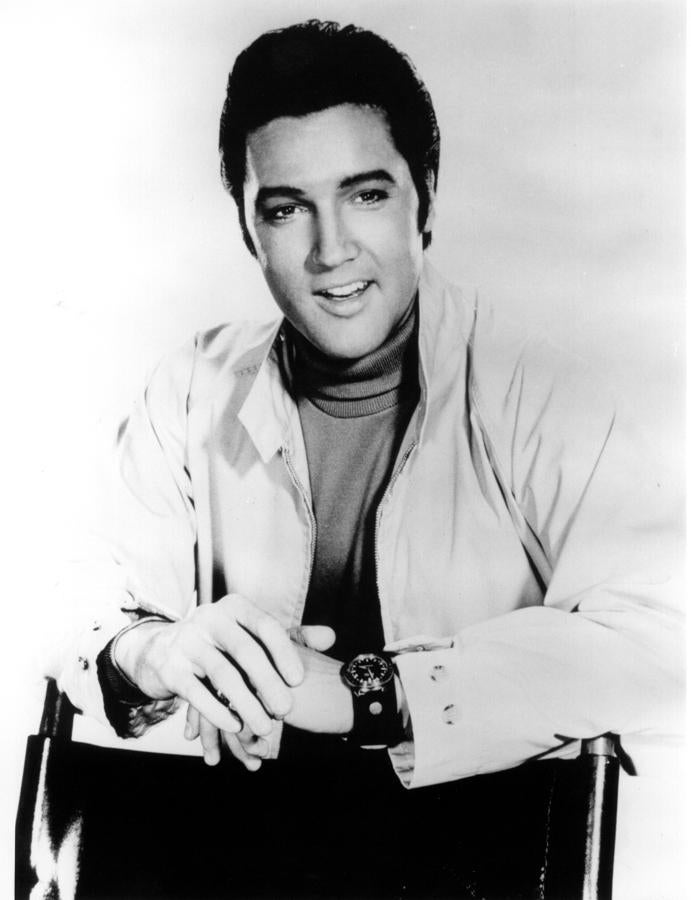 Elvis Presley. Y hablando de pelo, Bieber no ha sido el único que ha comercializado su cabello. En el caso del Rey del Rock, tras su muerte uno de sus peluqueros decidió vender un mechón gracias al cual consiguió embolsarse nada más y nada menos que 115.000 dólares. Este no ha sido el único objeto subastado que perteneció al cantante, pues también se puso en venta uno de sus pianos que utilizó entre 1930 y 1950 por 2,5 millones de dólares.