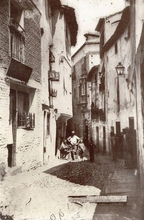 Toledo, calle de las Cadenas. Al fondo, portada de la sede, entre 1870 y 1883, del Centro de Artistas e Industriales. Fotografía de Casiano Alguacil (c. 1885). 