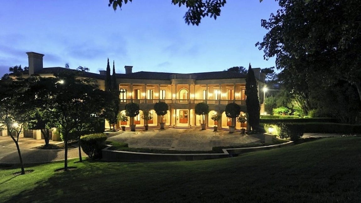 La nueva mansión de 70 millones de The Weeknd. La casa está situada en un terreno de una hectárea, en la cima de una colina, que le confieren unas vistas privilegiadas de la ciudad y gran privacidad al permitir observar el panorama sin ser vistos en sus frondosos jardines rodeados de árboles y vasta vegetación.