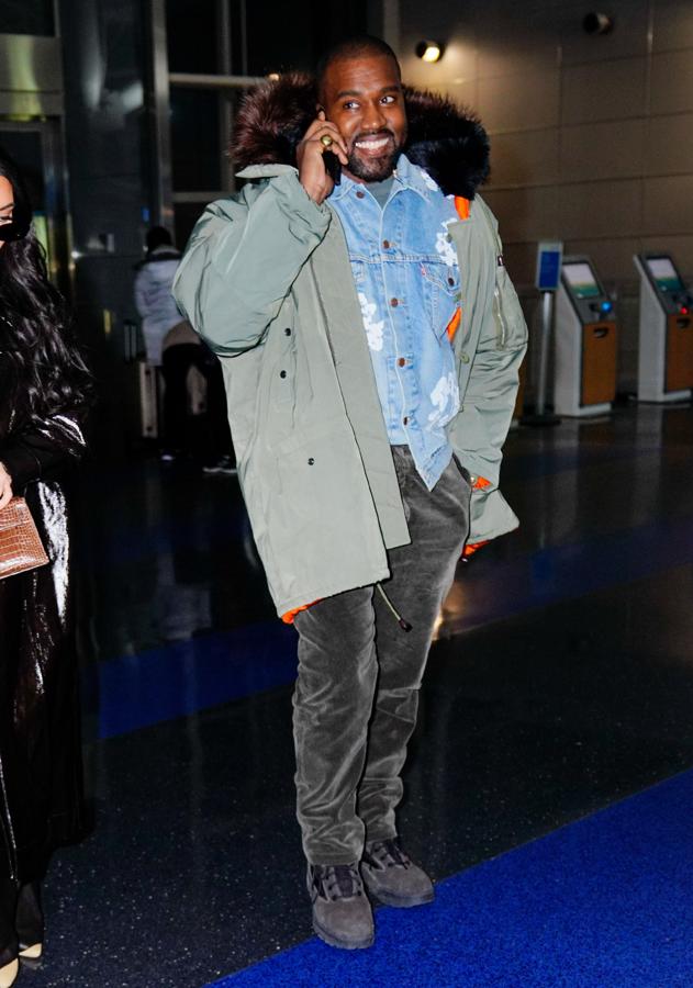 Kanye West. Uno de los objetos –si así se le puede llamar- más absurdos puestos en venta han sido unas bolsas con aire expulsado por el artista en uno de sus conciertos. Lo más sorprendente es que cada una alcanzó un precio de 60.000 dólares. Ver para creer.