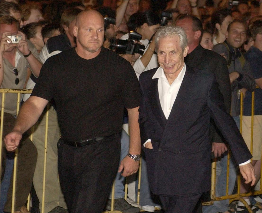 El músico llega a un acto junto a su guardaespaldas. 