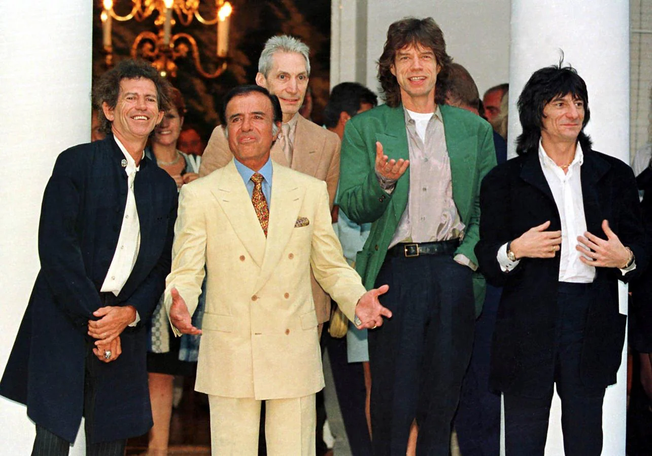 El presidente argentino Carlos Menem posa con la banda de pop británica (de izquierda a derecha): Keith Richards, Charlie Watts, Mick Jagger, Ron Woods, en la residencia presidencial de Olivos el 10 de febrero de 1995. 