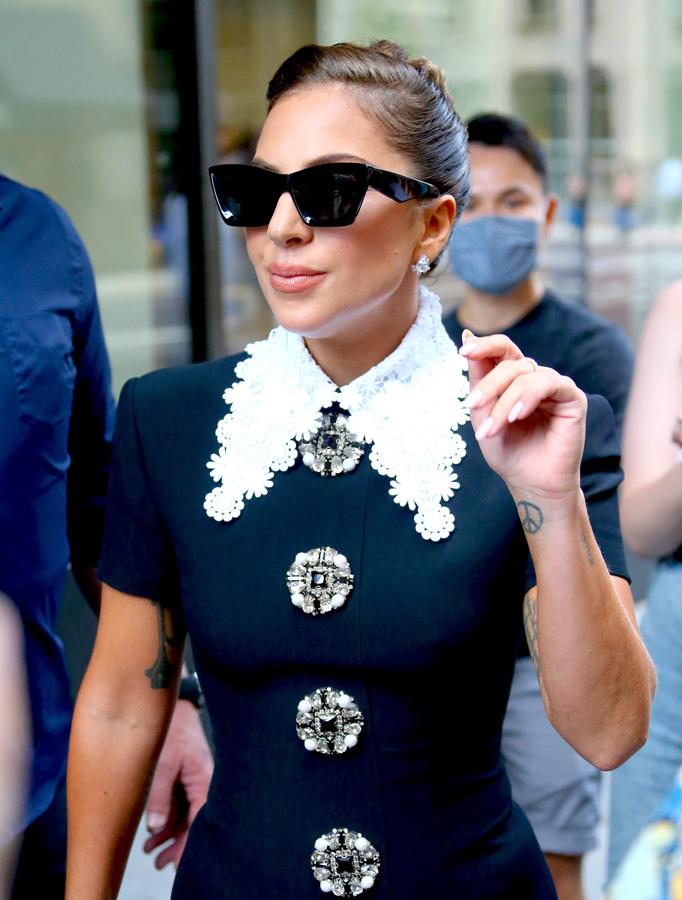 Lady Gaga. En 2013 llevó a cabo la gira ‘Born this Way’ que le hizo recorrer medio mundo y por aquel entonces lucía unas largas uñas postizas negras. Durante uno de los shows una de ellas cayó al suelo y fue a parar a manos de uno de los operarios que montaban el escenario y que decidió sacar un beneficio. Parece ser que no le fue mal ya que obtuvo 12.000 dólares por ella.