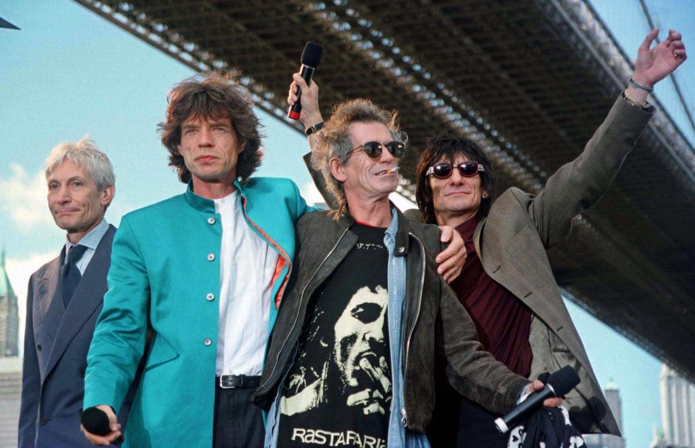 Los Rolling Stones anuncian su gira 'Bridges to Babylon' en una rueda de prensa celebrada debajo del Puente de Brooklyn, en el distrito de Brooklyn de Nueva York, el 18 de agosto de 1997. 