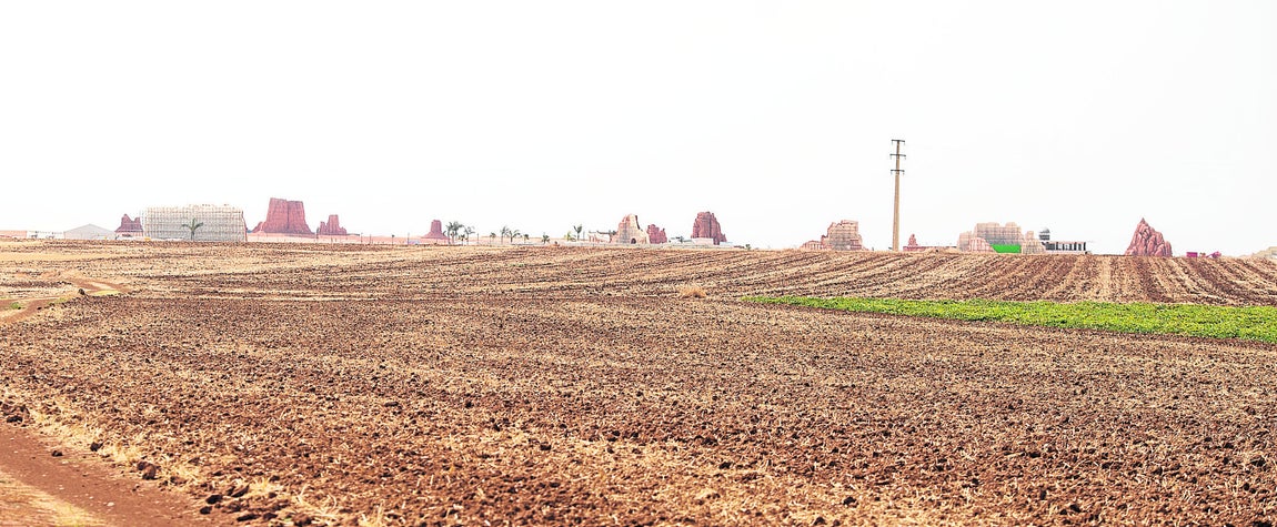 1. El decorado recuerda al Monument Valley con palmeras, entre tierras en barbecho, vías pecuarias y vides