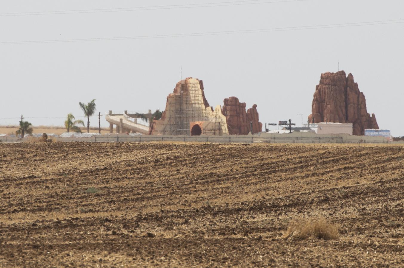 3. En la carretera hacia Colmenar han instalado una jaima enorme, rocas de presunto cartón piedra para crear un mundo que recuerda a Marte o el desierto de Arizona