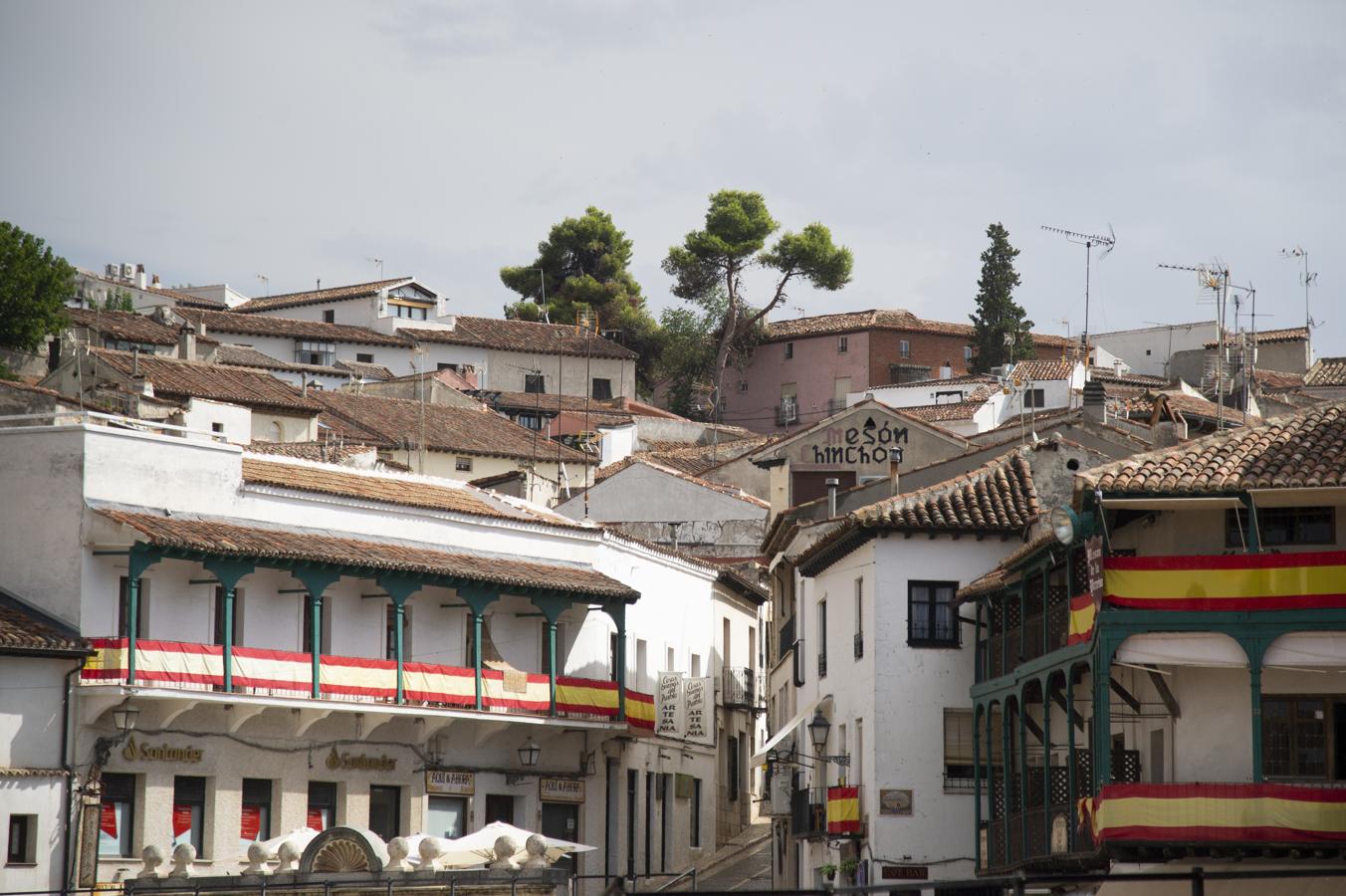 9. Chichón, aún decorado por las pasadas fiestas de San Roque y la Virgen de Gracia