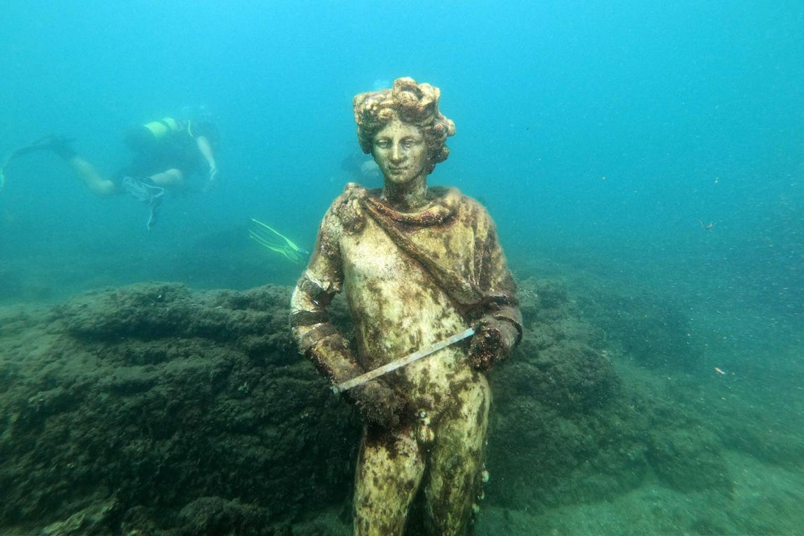 Bayas, una ciudad romana sumergida. Unas fotografías aéreas realizadas en los años 40 del pasado siglo por el piloto Raimondo Baucher en el golfo de Pozzuoli, a unos 20 km al norte de Nápoles, descubrieron un amplio conjunto de estructuras ocultas en el fondo del mar. A partir de 1959 se realizaron las primeras prospecciones. En esta foto, los submarinistas bucean entre las ruinas romanas de la antigua ciudad de Bayas (Baia en italiano), en un parque arqueológico submarino a poca profundidad, abierto a los interesados.