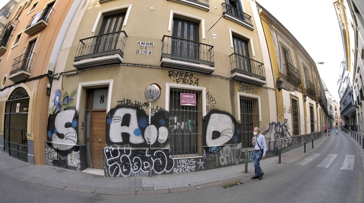 Los grafitis deslucen el Centro de Sevilla