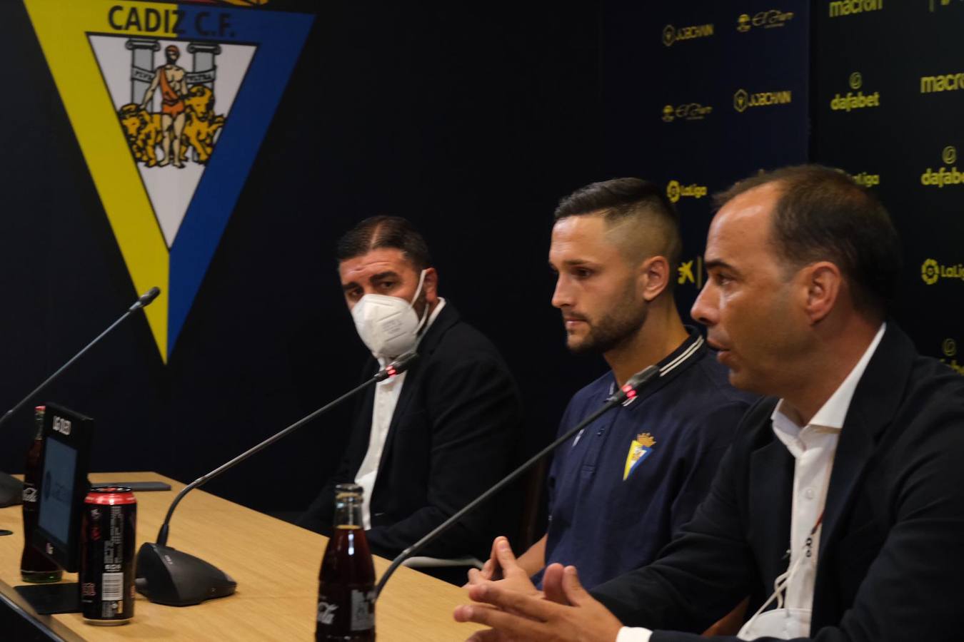 Fotos: Andone ya se viste de amarillo