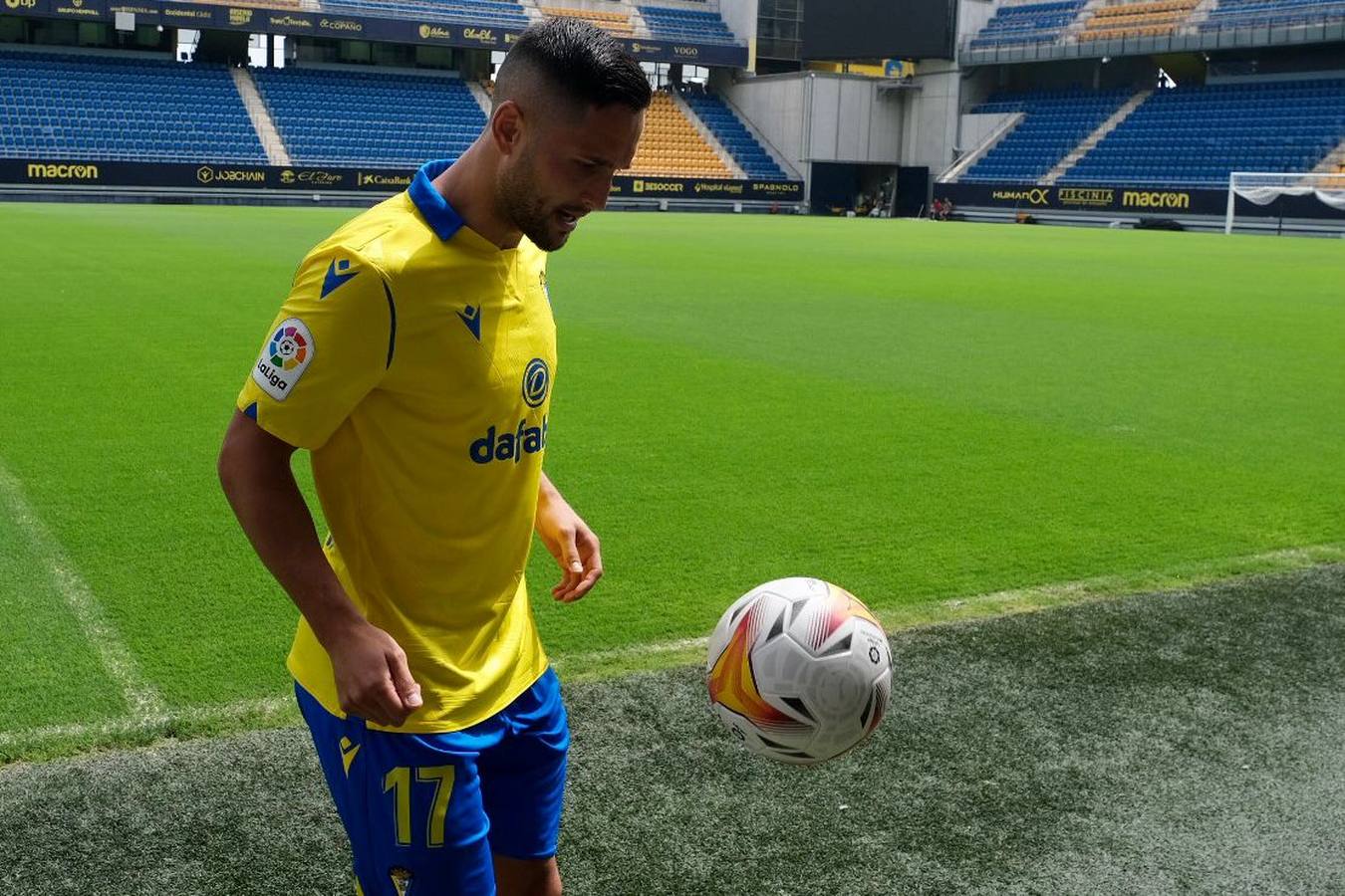 Fotos: Andone ya se viste de amarillo