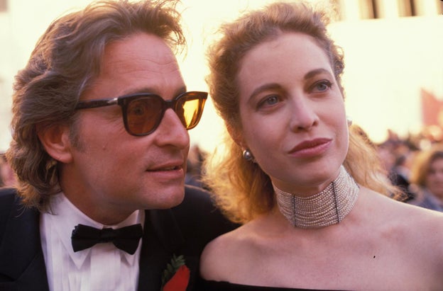 S'Estaca, la mansión de Michael Douglas en Mallorca. Douglas estuvo casado desde 1977 hasta 1995 con Diandra Luker y ambos adquirieron la propiedad en 1990, fascinados por la isla. Cuando decidieron divorciarse el actor tuvo que pagar 38 millones de dólares a la que fuera su esposa y en lo que concernía a la casa, decidieron compartirla: cada uno iría en meses diferentes para no coincidir. Una idea que al principio parecía idílica y que con el paso del tiempo se hizo insostenible, de ahí que decidisese ponerla a la venta en 2014. “Era muy incómodo compartir la casa de S’Estaca con Diandra. Seis meses para cada uno no era algo agradable para nadie. Ahora que ya está todo arreglado y que la casa es cien por cien nuestra, de Catherine y mía”, declaró al diario mallorquín ‘Última Hora’.