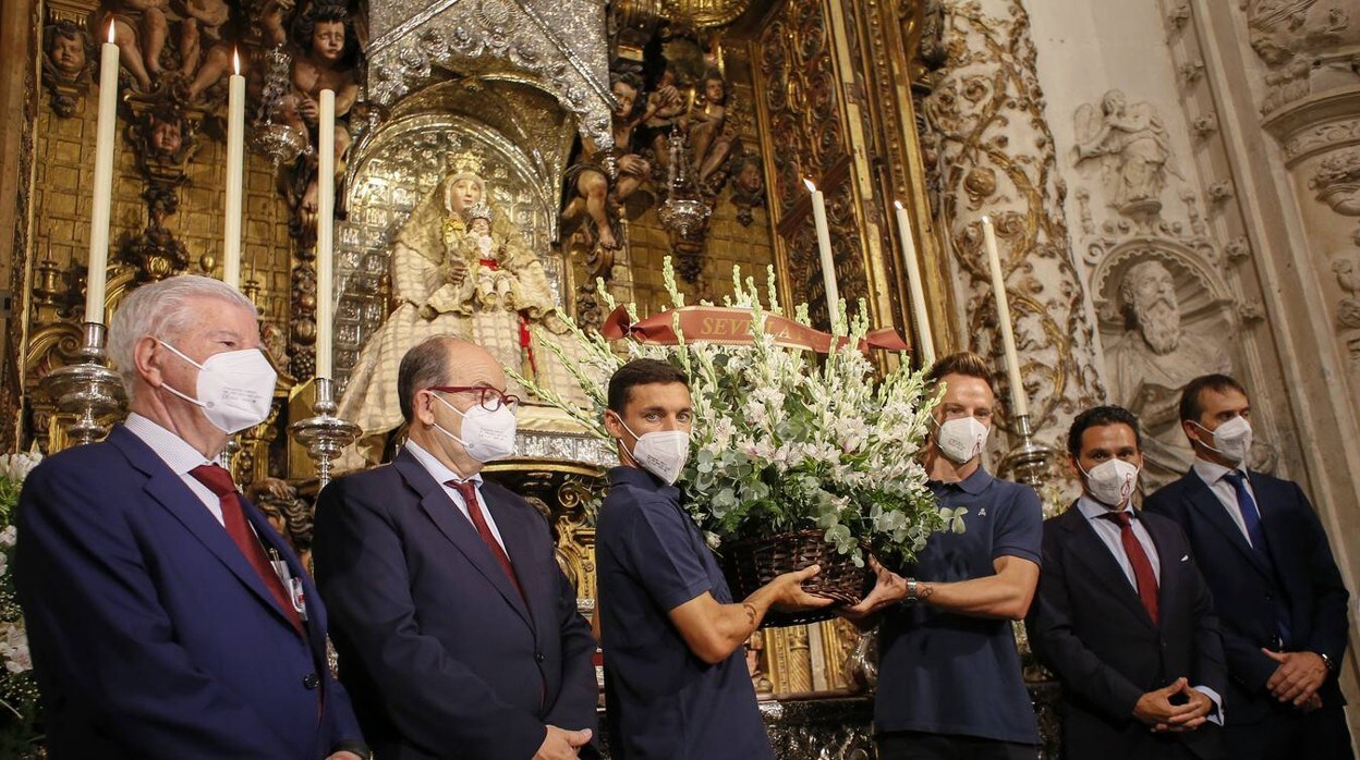 Las imágenes de la ofrenda floral del Sevilla a la Virgen de los Reyes