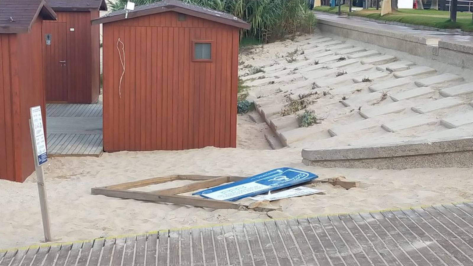 Fotos: Vandalismo en la playa de La Barrosa en Chiclana