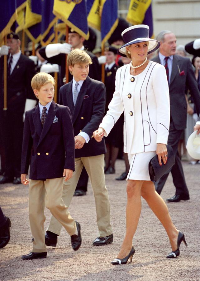 1990 - Los looks más icónicos de Lady Di. En su versión más clásica también derrocahaba elegancia y buen gusto, como con este traje de aires 'arty' en el que incluso los stilettos combinaban a la perfección con su pamela.