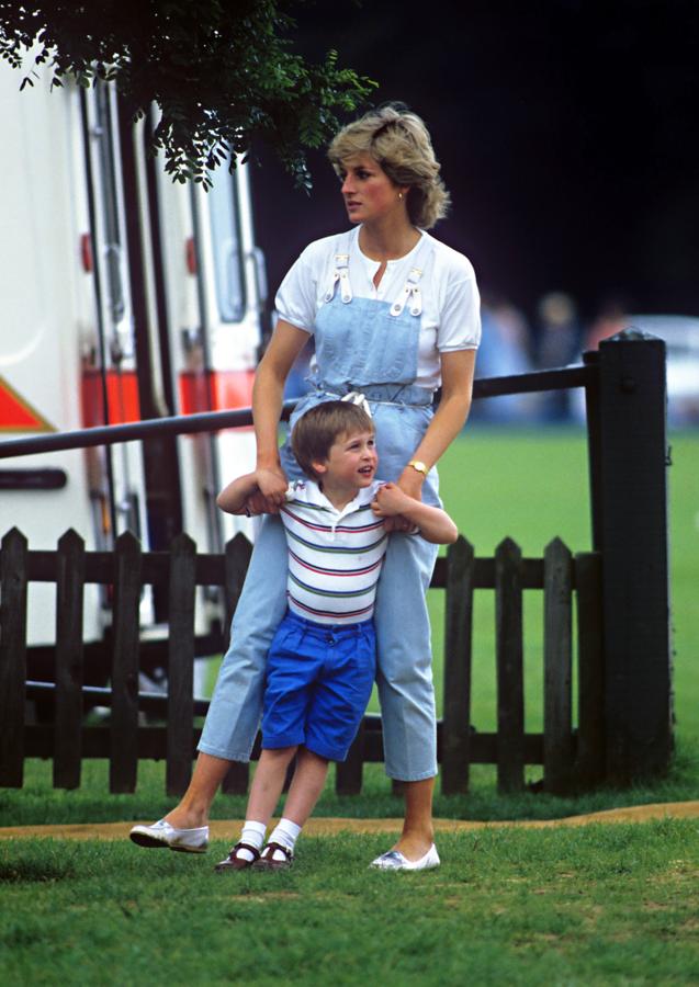 1987 - Los looks más icónicos de Lady Di. Actualmente los petos vaqueros son una apuesta de tendencia con todo tipo de acabados, desde los diseños oversize a los que están impregnados de tintes setenteros. Ella los lucía muy a menudo acompañados de básicos con los que lecedía todo el protagonismo.