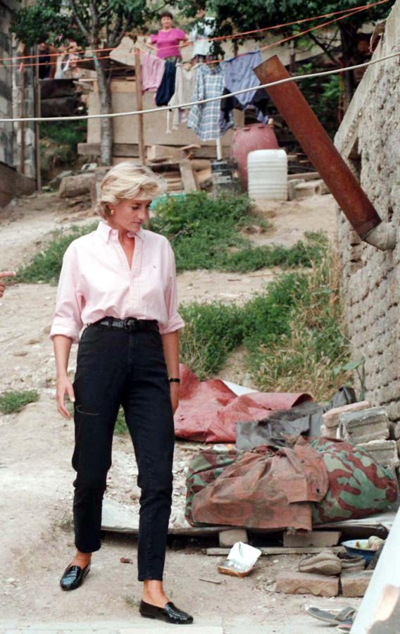 1997- Los looks más icónicos de Lady Di. Cuando buscaba estilismos más informales los pantalones mom fit eran su alternativa estrella, con mocasines y camisas en una amplia gama de colores. Una prenda que además mostraba su trabajada y estilizada figura.