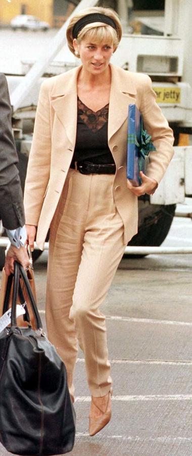 1997- Los looks más icónicos de Lady Di. Traje de chaqueta y top lencero de encaje. Una combinación que hoy triunfa entre las que más saben de moda y que ella ya se encargó de llevar hace más de dos décadas.