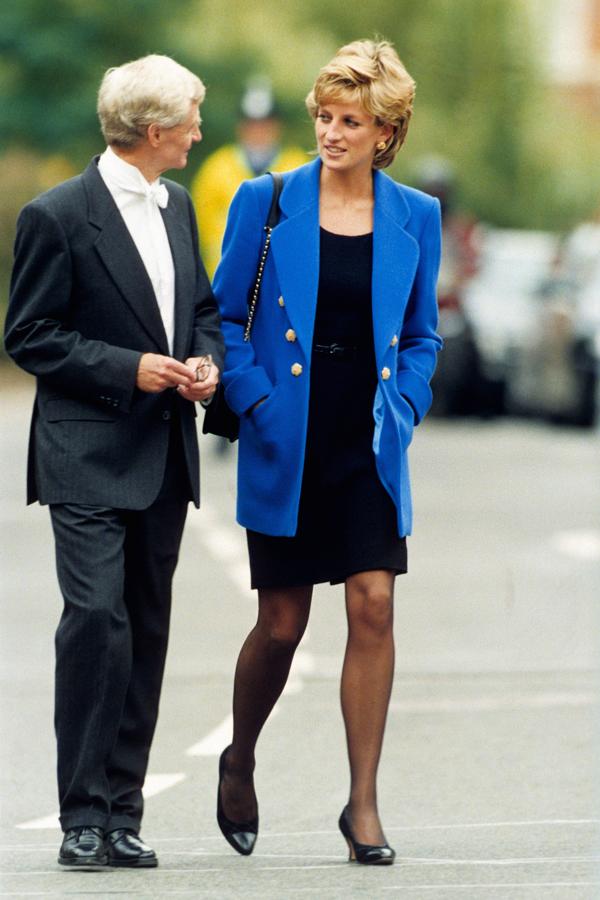 1995 - Los looks más icónicos de Lady Di. El combo compuesto por minivestido + blazer oversize solía ser bastante recurrente. Eso sí, la americana debía tener un color vivo y las solapas XXL.