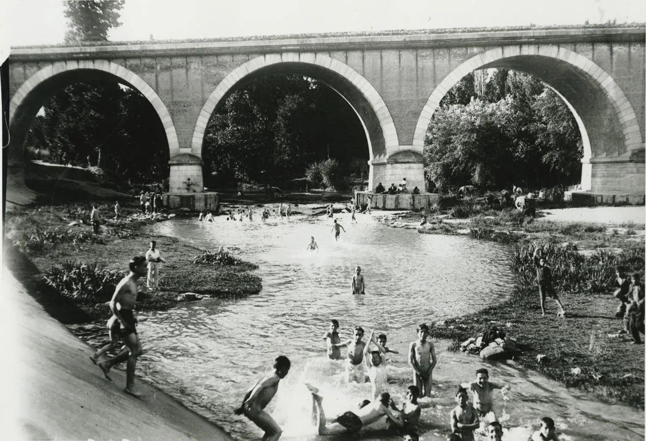 1.. Verano 1918. Unos bañistas se refrescan en el río Manzanares a su paso por el puente de los Franceses