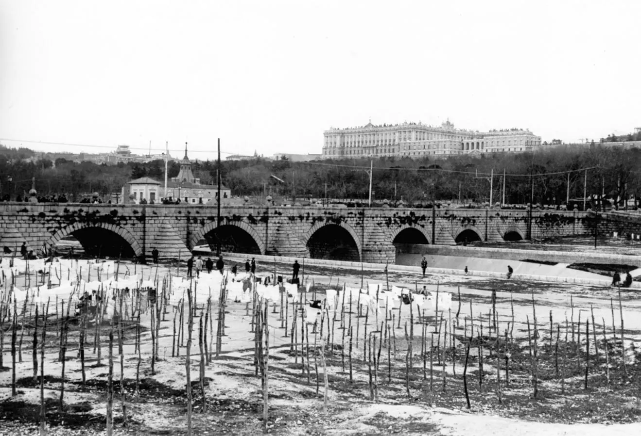 4.. Imagen de los tendederos junto al puente de Segovia a principios del siglo XX