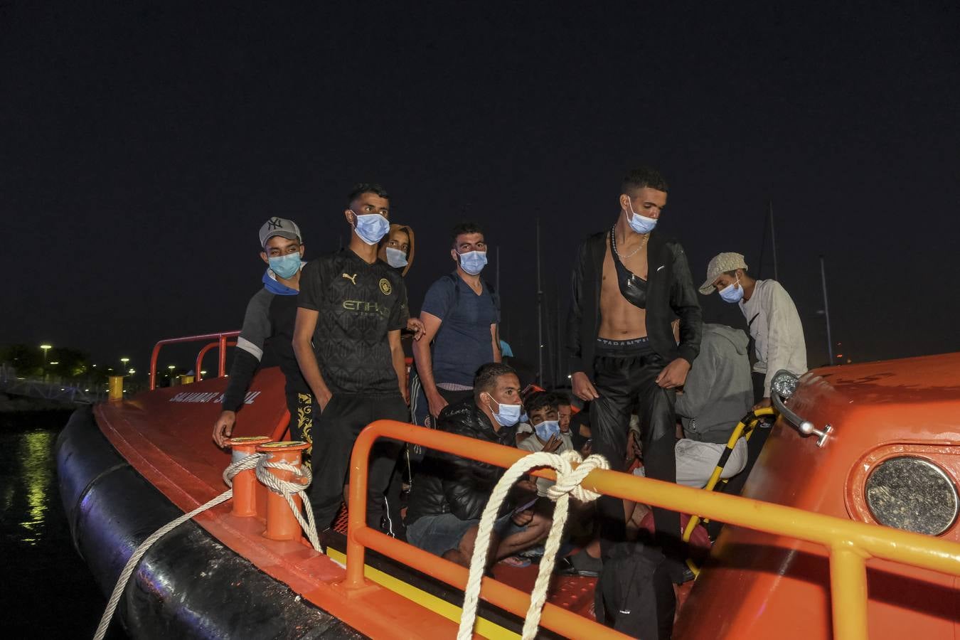 Fotos: Salvamento Marítimo traslada a unos 90 migrantes a Puerto América