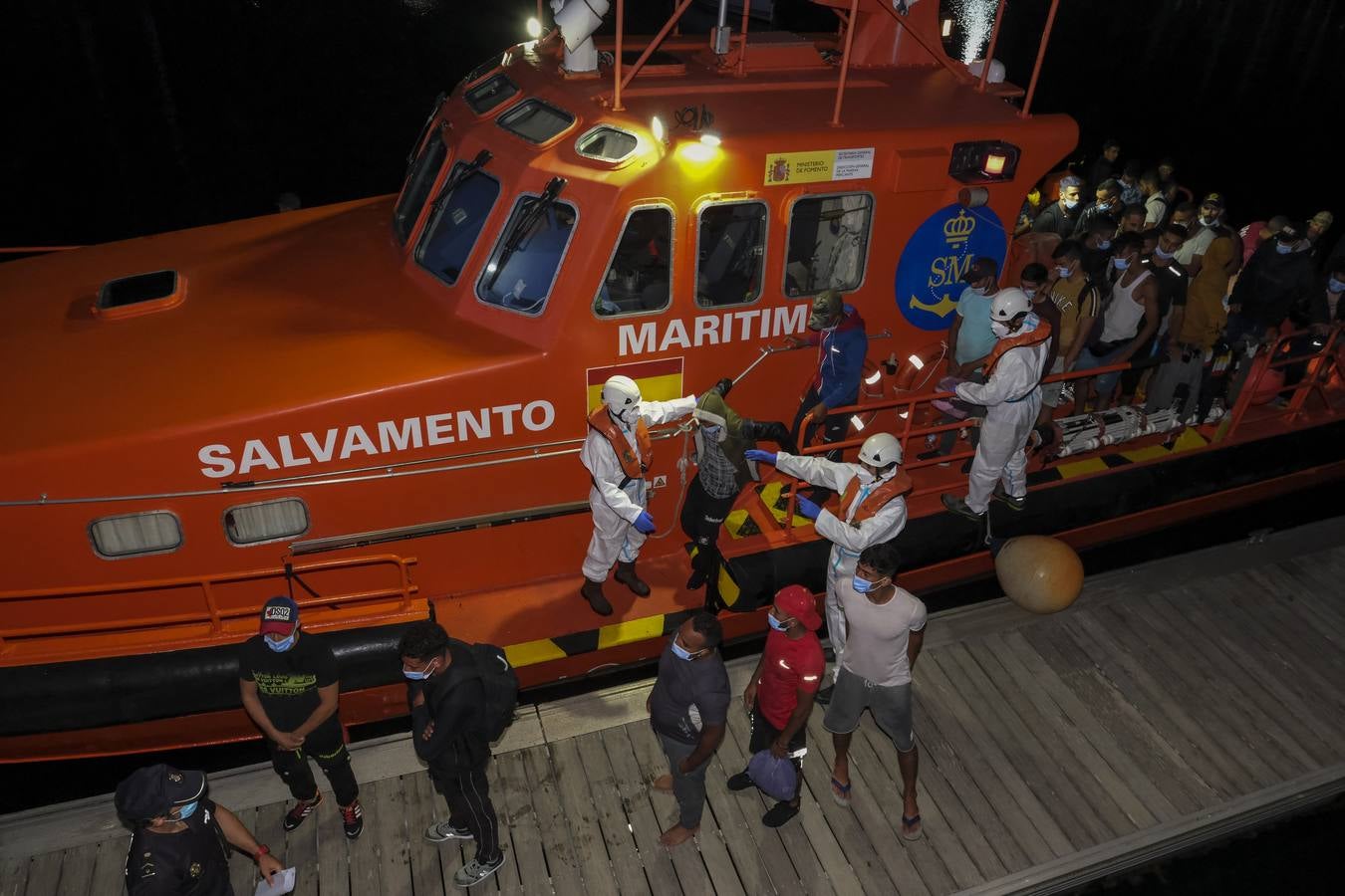 Fotos: Salvamento Marítimo traslada a unos 90 migrantes a Puerto América