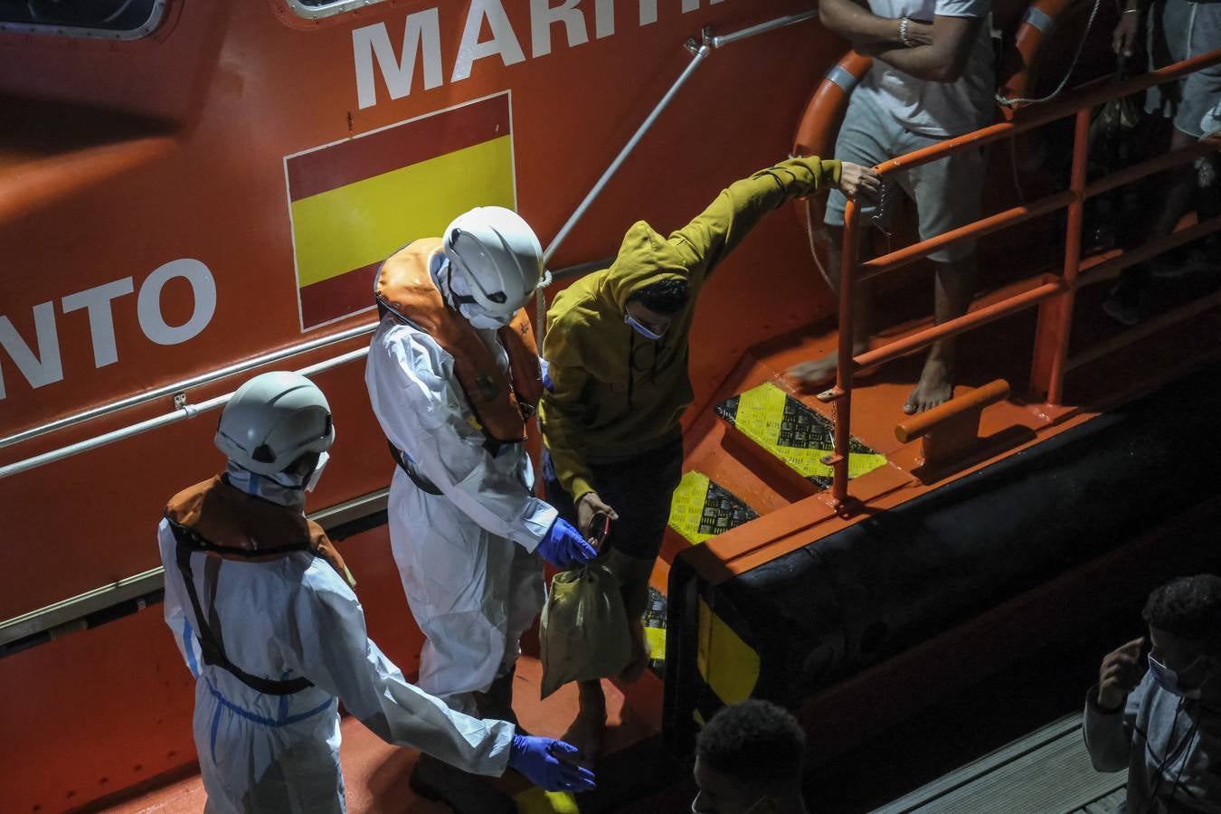 Fotos: Salvamento Marítimo traslada a unos 90 migrantes a Puerto América