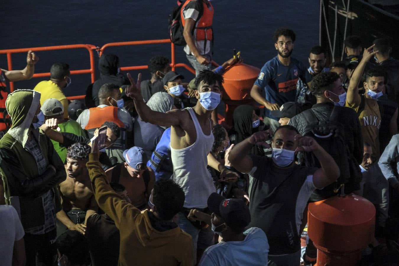 Fotos: Salvamento Marítimo traslada a unos 90 migrantes a Puerto América