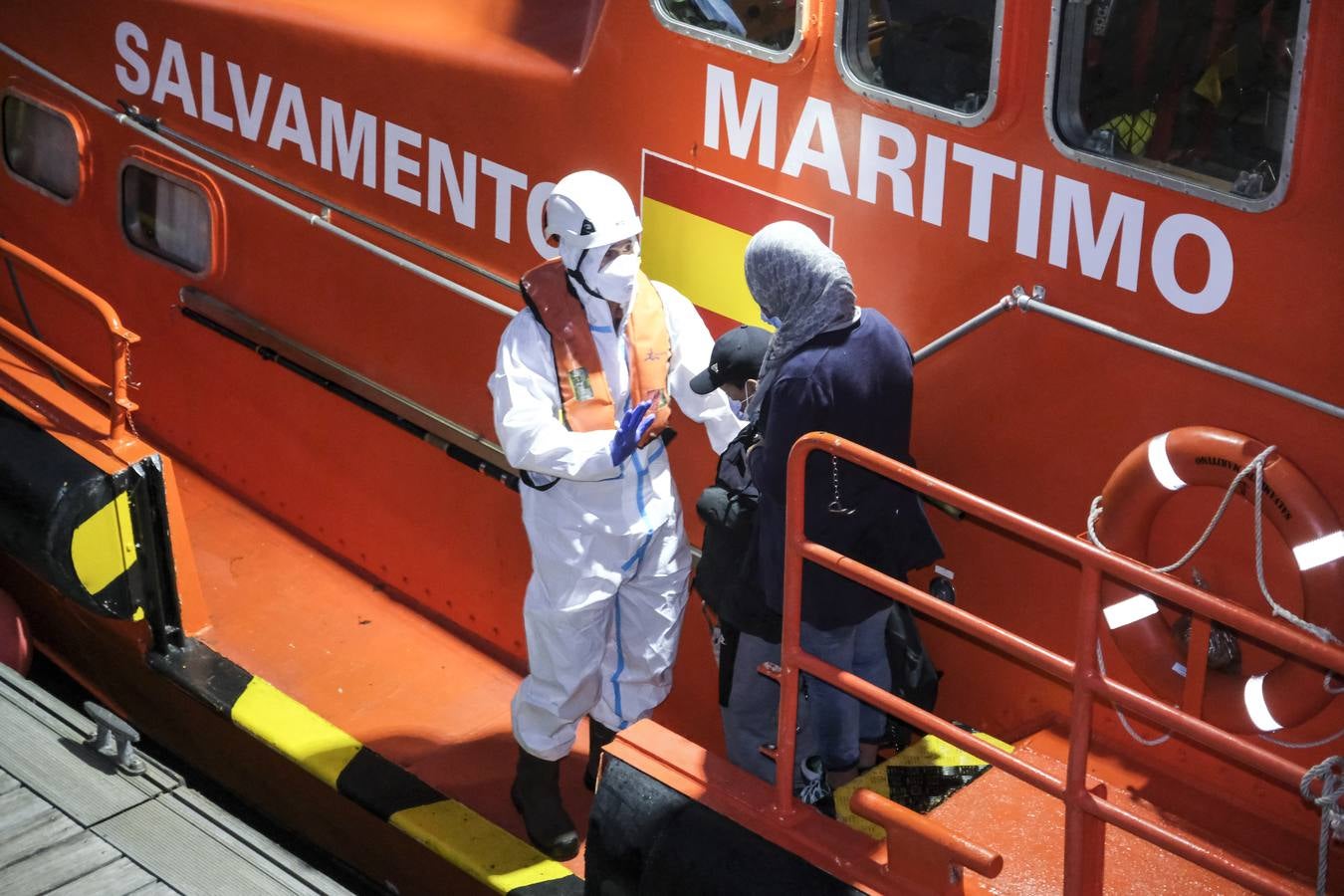 Fotos: Salvamento Marítimo traslada a unos 90 migrantes a Puerto América