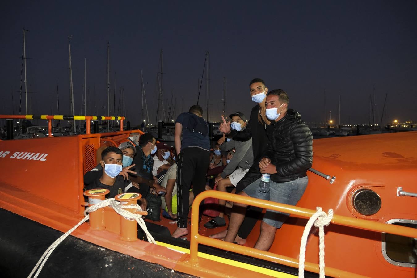 Fotos: Salvamento Marítimo traslada a unos 90 migrantes a Puerto América