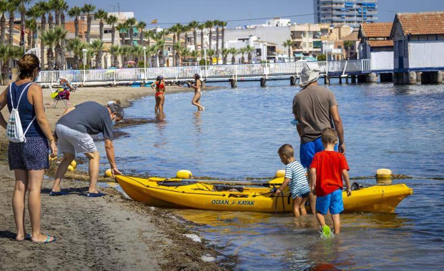 Una familia practica deportes náuticos en Los Alcázares. 