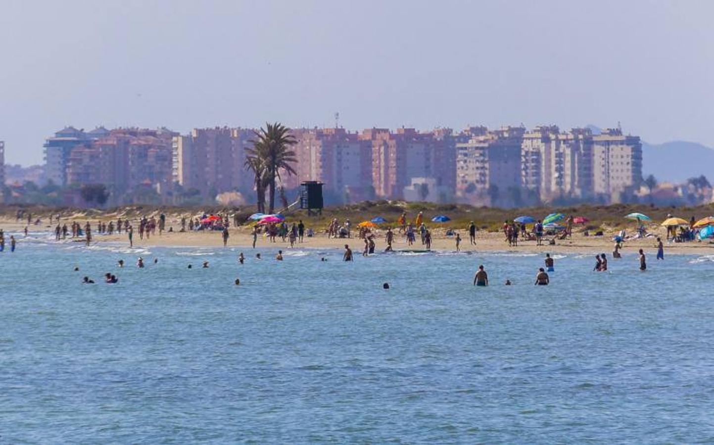 Contraste entre el litoral de La Llana, sin urbanizar, y los edificios de La Manga, al fondo, separados por el mar. 