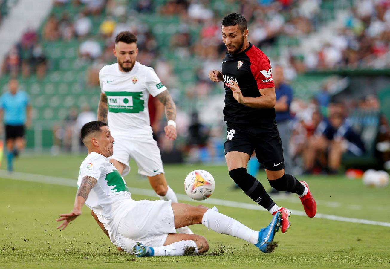 Partido entre el Elche y el Sevilla disputado en el Martínez Valero