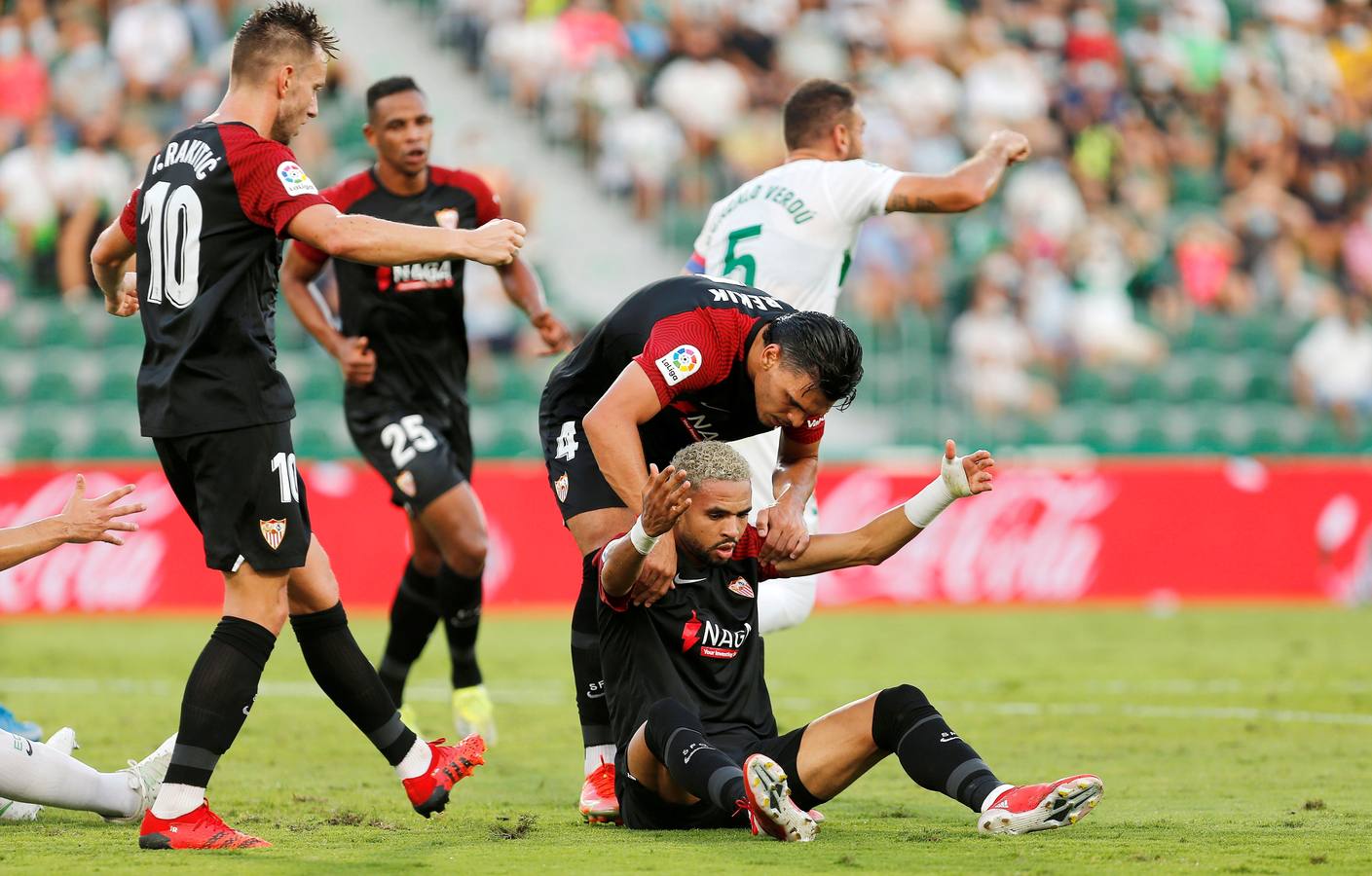 Partido entre el Elche y el Sevilla disputado en el Martínez Valero