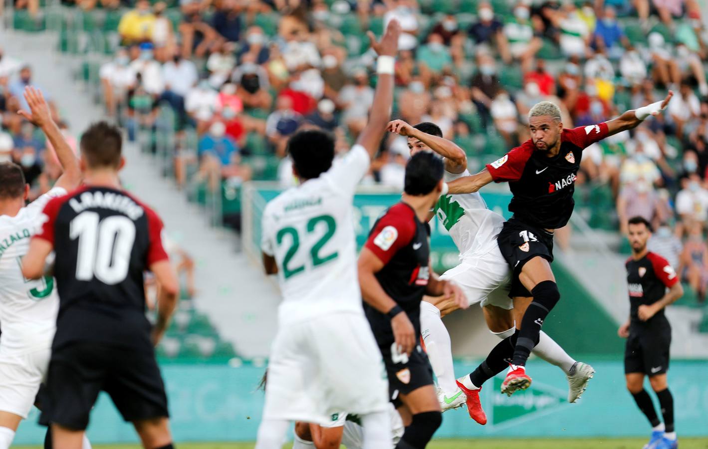 Partido entre el Elche y el Sevilla disputado en el Martínez Valero