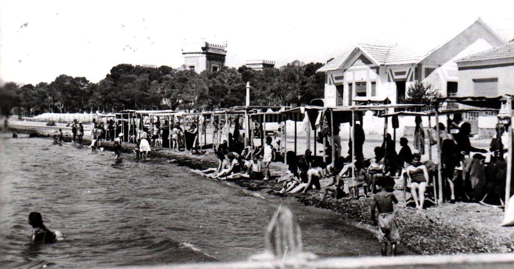 Familias en la playa de Lo Pagan en los años 60. 