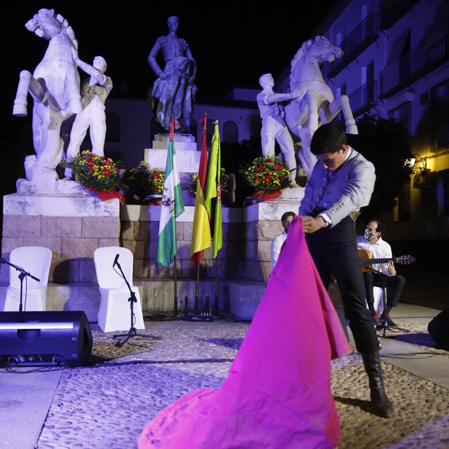 Homenaje a Manolete en el barrio torero de Santa Marina, en imágenes